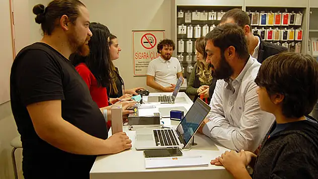 Konya'da iPhone 8 yoğunluğu