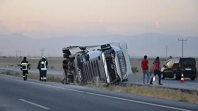 Konya'da iplik yüklü tır devrildi, sürücüsü yara almadan kurtuldu
