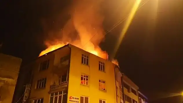 Konya'da iş hanının çatısı yandı

