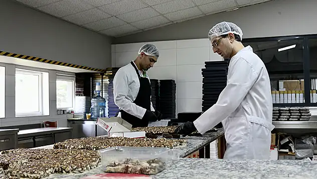 Konya'da iş hayatına katılan otizmli Emre ve Furkan çalışma azmiyle takdir topluyor
