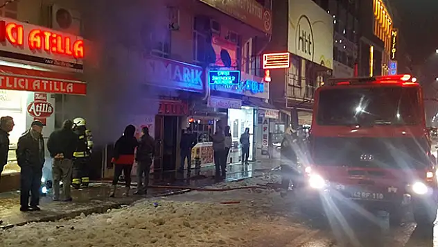 Konya'da iş merkezinde yangın çıktı, tatlıcı tatlılarını kaçırdı