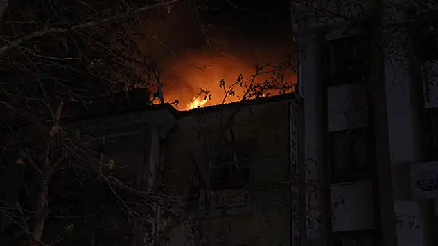 Konya'da iş merkezinin çatısı alev alev yandı