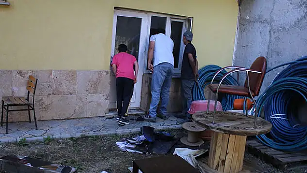 Konya'da iş yeri yangını! Ekipler büyümeden söndürdü