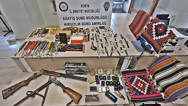 Konya'da iş yerinden koleksiyonluk eşya çalan 2 zanlı tutuklandı
