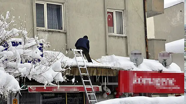 Konya'da iş yerinin tentesi kardan çöktü