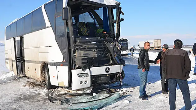 Konya'da işçi otobüsü tıra çarptı: 5 yaralı