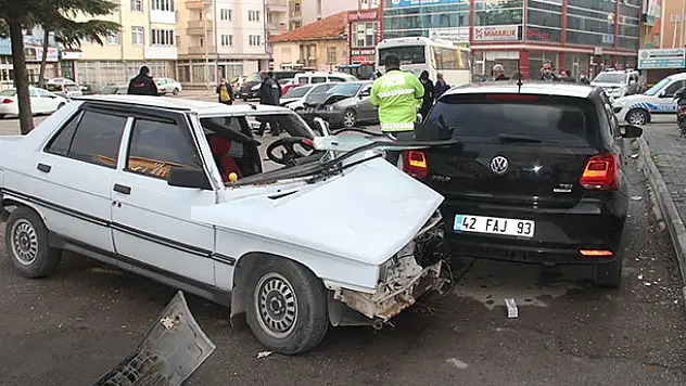 Konya'da işçi servis midibüsü 8 araca çarptı: 3 yaralı