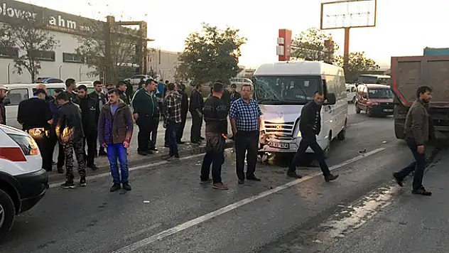 Konya'da işçi servisi ile hafif ticari araç çarpıştı: 12 yaralı