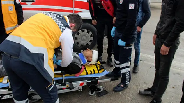 Konya'da işçi servisi ile kamyon çarpıştı: 10 yaralı