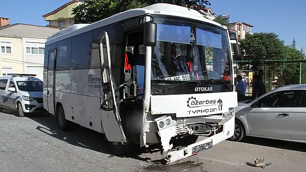 Konya'da işçi servisi ile otomobil çarpıştı, 5 kişi yaralandı
