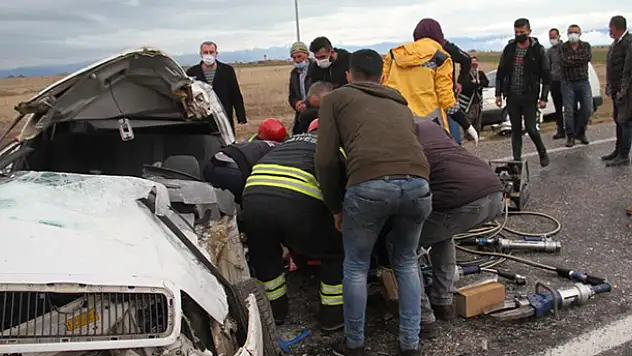 Konya'da işçi servisi ile otomobil çarpıştı: 2 yaralı