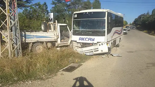 Konya'da işçi taşıyan servis midibüsü kamyonetle çarpıştı: 17 yaralı

