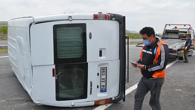 Konya'da işçileri taşıyan minibüs devrildi: 4 yaralı
