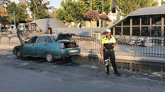 Konya'da ışıkta bekleyen otomobil yandı