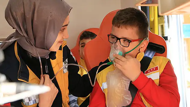 Konya'da işitme engelli öğrencilere ambulanslar tanıtıldı