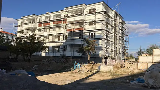 Konya'da iskeleden düşen işçi hastanelik oldu
