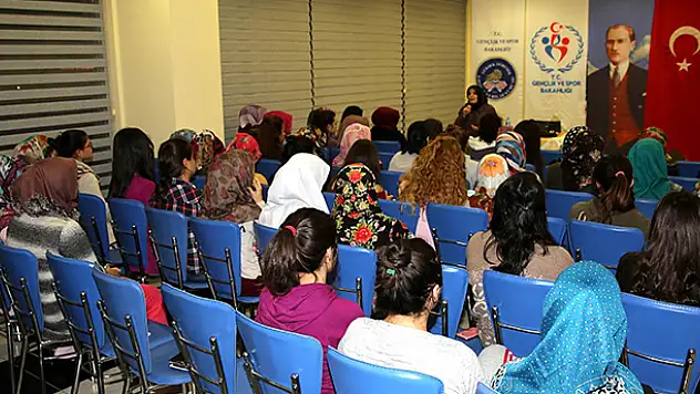 Konya'da 'İslam Tarihinde İz Bırakan Kadınlar Semineri'