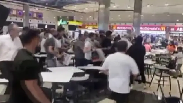Konya'da İsrail'i protesto eden grupla AVM'de yemek yiyenler arasında arbede çıktı
