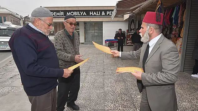 Konya'da İstiklal şairini canlandıran tiyatrocudan vatandaşa anlamlı hediye