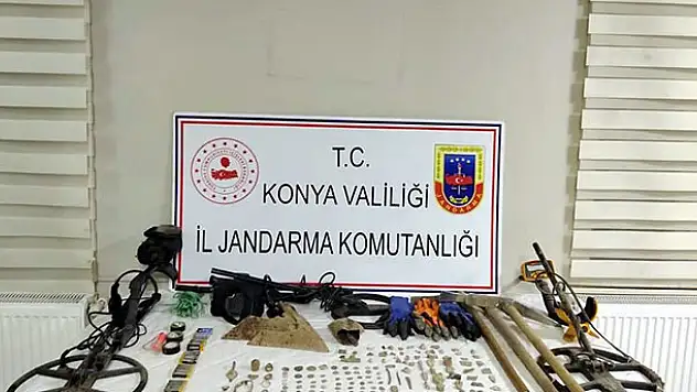 Konya'da izinsiz kazı yapan şahıslar jandarmaya yakalandı