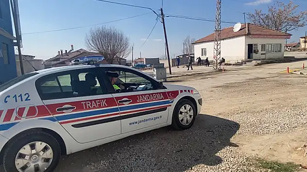 Konya'da jandarma ekipleri sokak sokak dolaşıp megafondan maske ve sosyal mesafe uyarısı yaptı