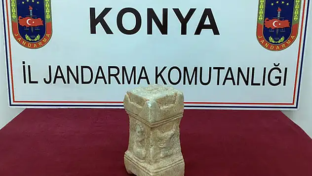 Konya'da Jandarma Helenistik Dönem'e ait sunaklı mezar steli ele geçirdi