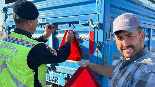 Konya'da jandarma trafik traktör römorklarına üçgen reflektör taktı
