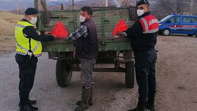 Konya'da jandarma traktör sürücülerine reflektör dağıttı