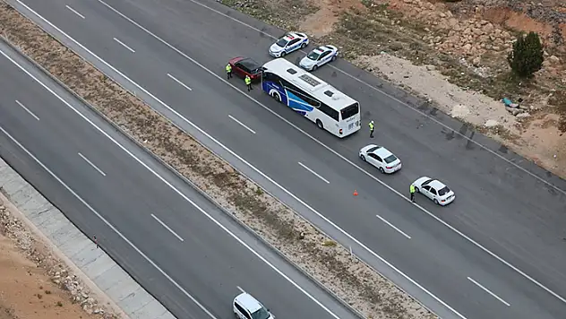 Konya'da jandarma ve emniyet, helikopter destekli trafik denetimi yaptı
