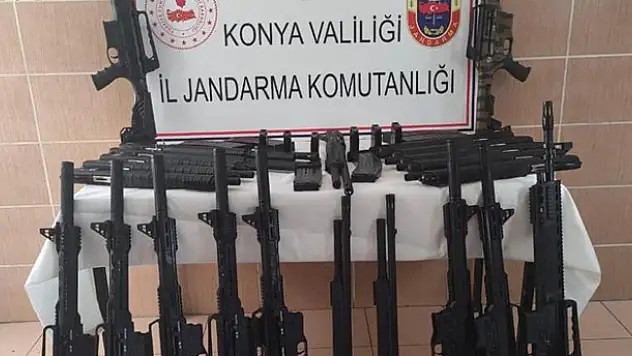 Konya'da jandarmadan kaçmak isteyen araçta ruhsatsız 45 tüfek ele geçirildi