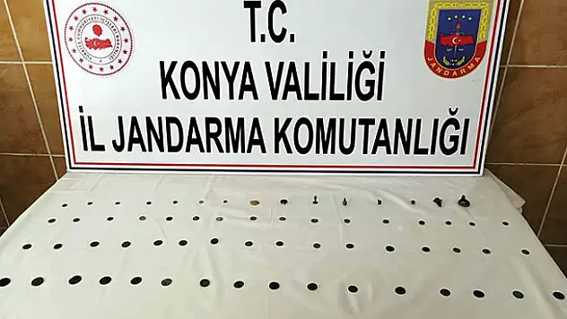 Konya'da jandarmanın durdurduğu araçta 63 parça tarihi eser ele geçirildi