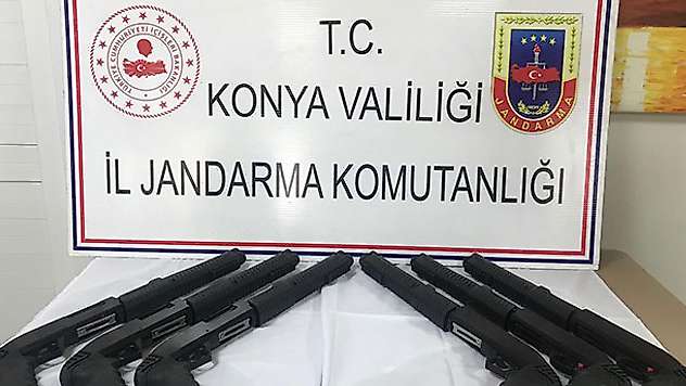 Konya'da Jandarmanın durdurduğu otomobilde 6 adet ruhsatsız tüfek ele geçirildi