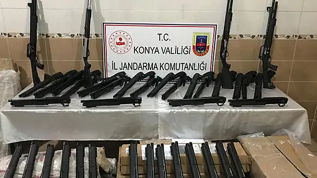 Konya'da jandarmanın yol kontrolünde kargo aracında kaçak üretim 173 tüfek bulundu