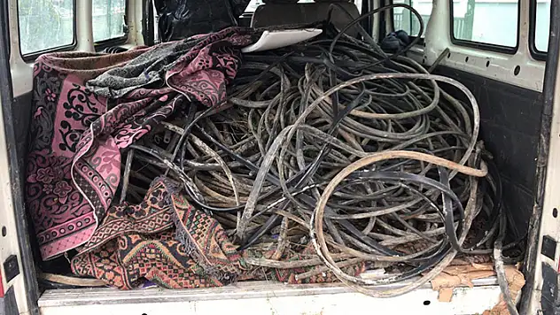 Konya'da kablo çalan 2 şüpheli 180 kilometrelik kovalamaca sonunda yakalandı
