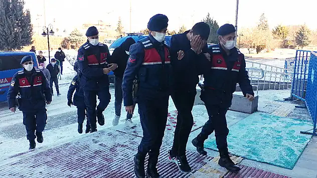 Konya'da kablo hırsızları jandarmaya yakalandı