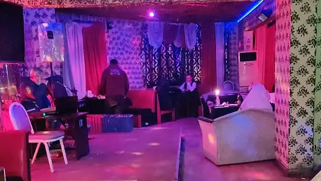 Konya'da kaçak eğlence mekanına baskın: 15 kişiye işlem yapıldı, 3 kişi gözaltına alındı
