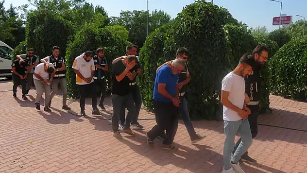 Konya'da kaçak silah imalatı ve ticareti yaptığı öne sürülen 5 kişi tutuklandı
