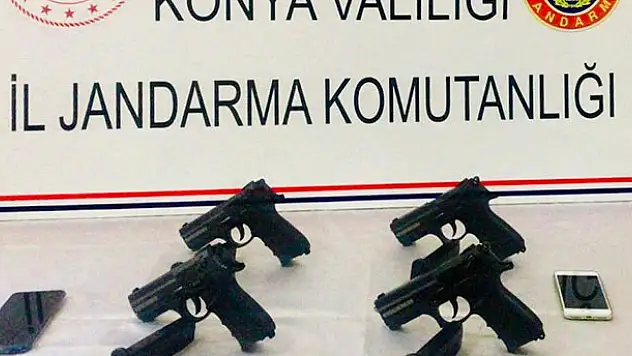 Konya'da kaçak silah operasyonu! Yolcu koltuğuna gizlenmiş halde...