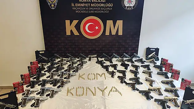 Konya'da kaçak silah operasyonunda bir araçta 73 tabanca ele geçirildi