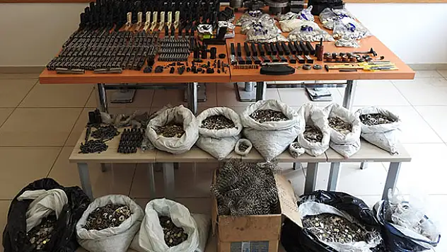 Konya'da kaçak silah ve sahte para operasyonu