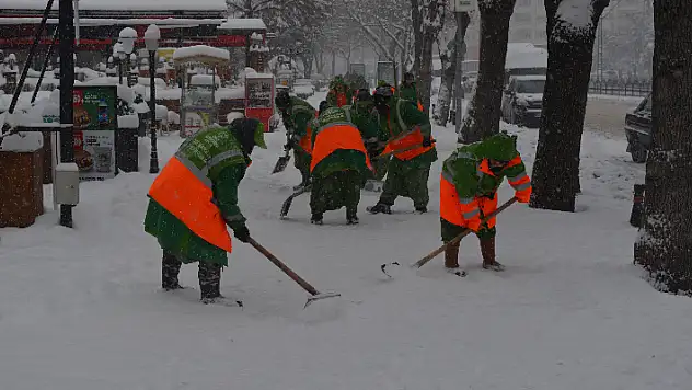 Konya'da kadın işçilerin zorlu mesaisi! Karları temizlemek için seferber oldular