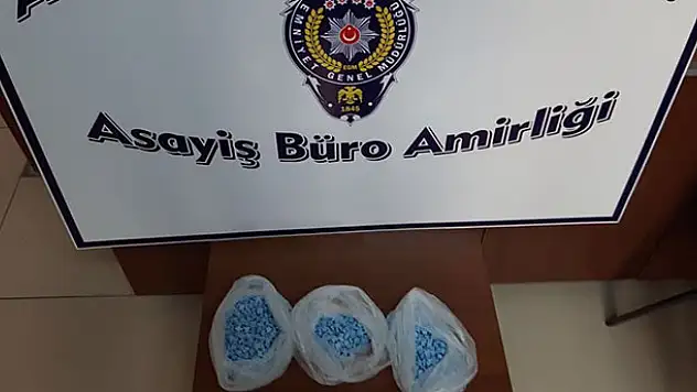 Konya'da kadın yolcunun çantasından bin 475 adet uyuşturucu hap çıktı
