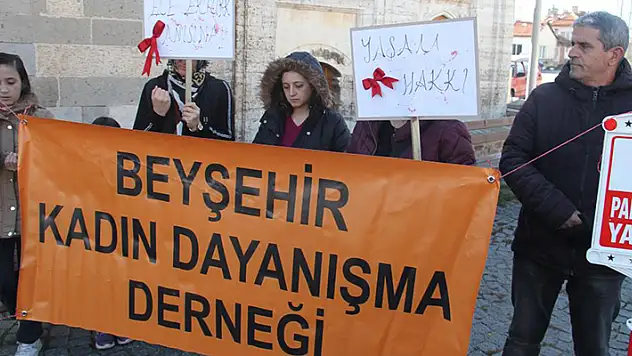Konya'da kadınlar koca cinayetine kurban giden Ece'yi ölüm yıldönümünde andı
