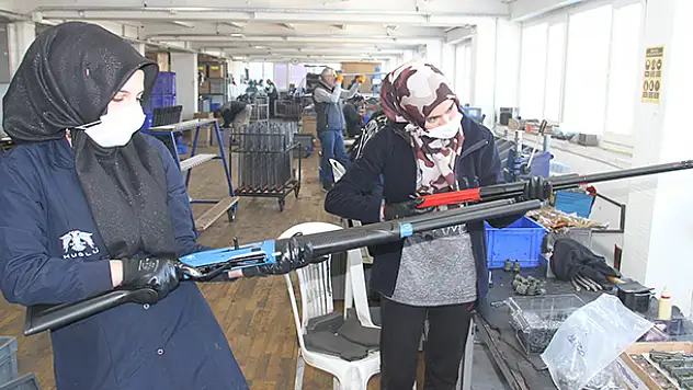 Konya'da kadınlar silah fabrikalarında CNC operatörlüğü yapıyor