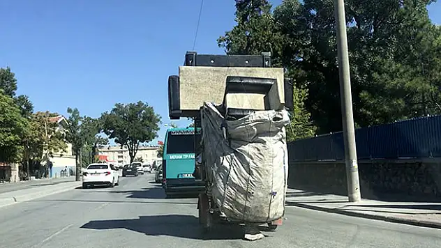 Konya'da kağıt toplayıcısının 'koltuk takımı' ile tehlikeli yolculuğu