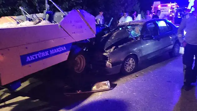 Konya'da kahreden kaza! Traktöre bağlı balya makinesine çarpan otomobildeki karı- kocayı ölüm ayırdı

