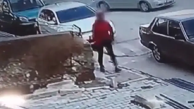 Konya'da kaldırımda bulduğu cep telefonunu alan kadının görüntüleri güvenlik kamerasına yansıdı
