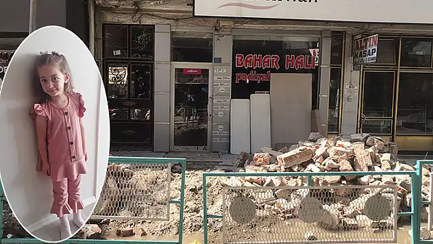 Konya'da kaldırımda yürürken binadan düşen beton parçalarıyla yaralanan çocuğun tedavisi sürüyor
