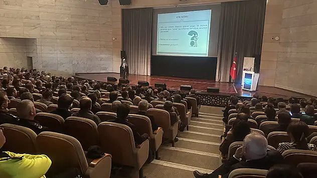 Konya'da 'Kamu Yönetiminde Etik ve Etik Davranışları İlkeleri' konferansı yapıldı
