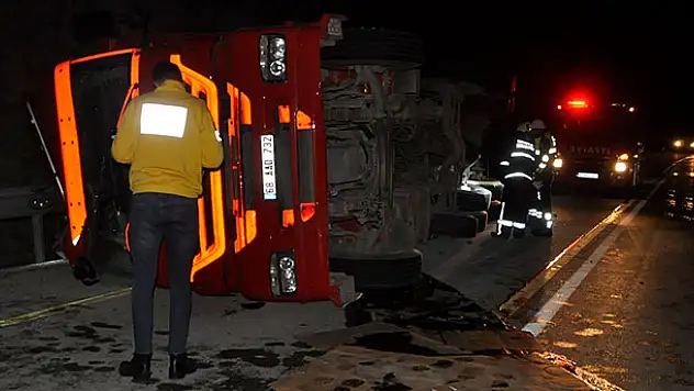 Konya'da kamyon bariyerlere çarparak devrildi: 1 yaralı